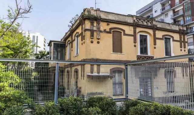 Bari, quell'antica villa abbandonata su via Amendola:  la vecchia sede della Peroni